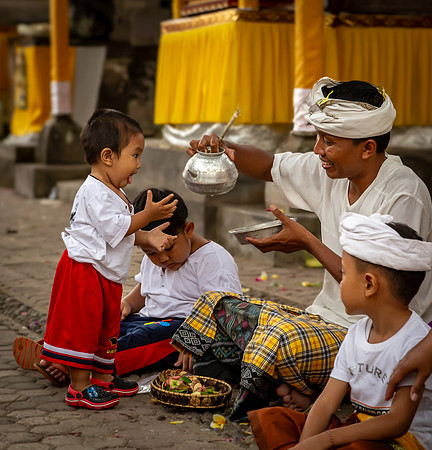 Father and Toddlers at the Shrine (2018)