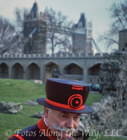Beefeater and Tower Bridge (England, 1977)
