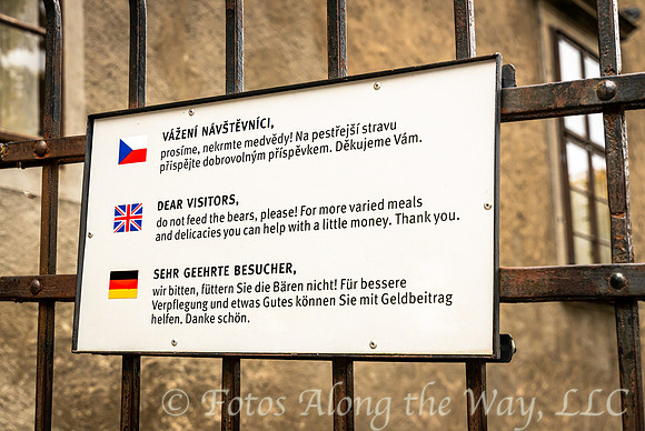 Do Not Feed the Bears Sign